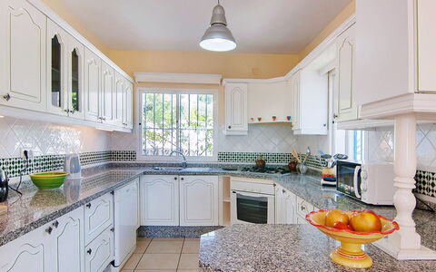 Villa Pueblo Jara: Cabinetry, Comptoir, Propriété, Meubles, Évier, Cuisinière, Robinet, Evier, Cuisine, Design Intérieur