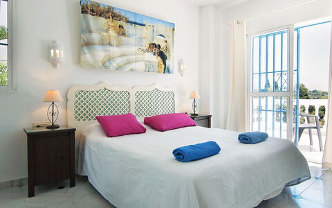 Villa Pueblo Jara: Meubles, Propriété, Bleu Azur, Confort, Textile, Cadre De Lit, Design Intérieur, Fenêtre, Oreiller, Lit