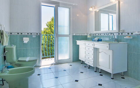 Villa Pueblo Jara: Robinet, Luminaire Plomberie, Évier, Propriété, Cabinetry, Miroir, Bâtiment, Vert, Bleu, Salle De Bains