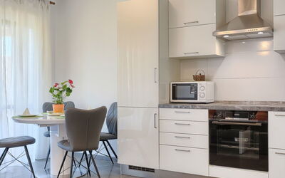 Muki 111.3: Cabinetry, Meubles, Comptoir, Bâtiment, Cuisinière, Fleur, Appareil De Cuisine, Salon, Bois, Pot De Fleur