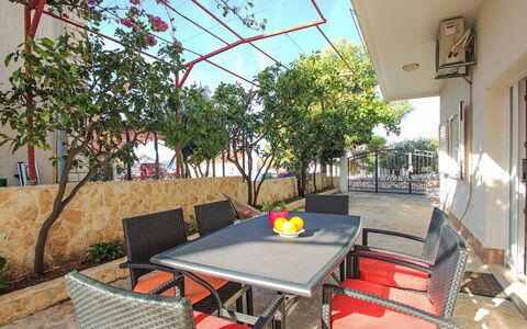 Brodarica Žaborić 110: Meubles, Mobilier De Jardin, Chaise, Table, Tableau De Plein Air, Table Cuisine Et Salle A Manger, Ombre, Balcon, Patio, Plante D'Appartement