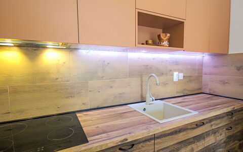 Brodarica Žaborić 110: Sol, Comptoir, Bois, Design Intérieur, Sol, Cabinetry, Cuisine, Parquet, Meubles, Éclairage
