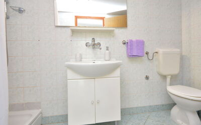 Rose 110.1: Robinet, Miroir, Lavabo, Évier, Luminaire Plomberie, Bâtiment, Violet, Salle De Bains, Noir, Sol
