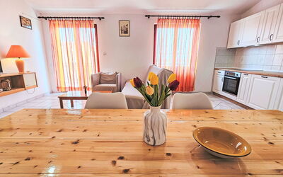 Rose 110.3: Meubles, Cabinetry, Bois, Orange, Design Intérieur, Rideau, Sol, Sol, Comptoir, Salon