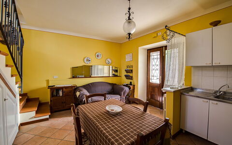 Il Palazzetto: Pièce, Propriété, Jaune, Meubles, Design Intérieur, Bâtiment, Sol, Maison, Immobilier, Chambre
