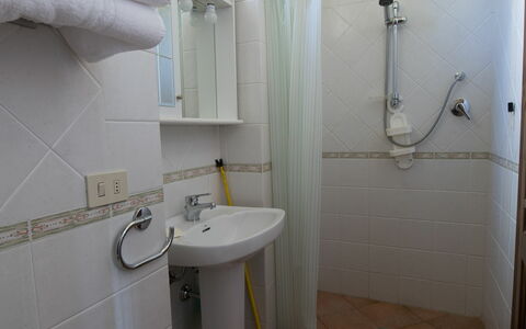 Il Palazzetto: Salle De Bains, Propriété, Pièce, Luminaire Plomberie, Toilette, Mur, Siège De Toilette, Tuile, Architecture, Bâtiment