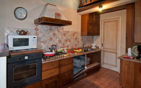 Il Nido In Garfagnana: Comptoir, Cabinetry, Pièce, Meubles, Cuisine, Propriété, Sol, Bâtiment, Cuisinière, Dur