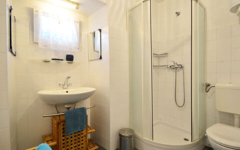 Lovran 302: Miroir, Luminaire Plomberie, Propriété, Robinet, Évier, Salle De Bains, Violet, Bâtiment, Noir