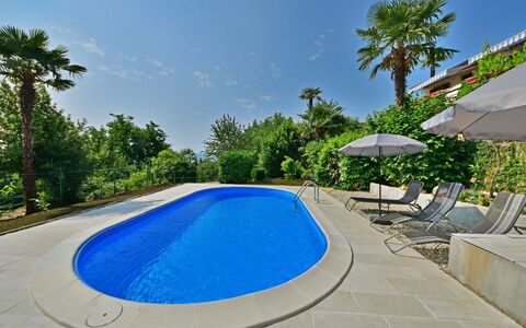 Lovran 302: L'Eau, Plante, Propriété, Ciel, Piscine, Bâtiment, Bleu Azur, Arbre, Ombre, Mobilier De Jardin