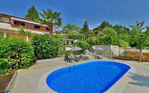 Lovran 302: L'Eau, Plante, Ciel, Propriété, Bâtiment, Piscine, Bleu Azur, Arbre, Ombre, Herbe
