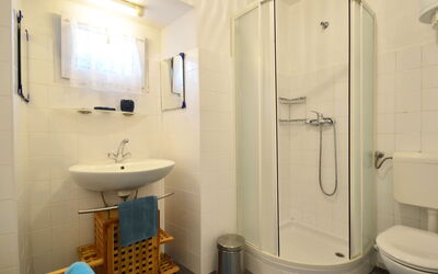 Zvonko 302.1: Miroir, Luminaire Plomberie, Propriété, Robinet, Évier, Salle De Bains, Violet, Bâtiment, Noir