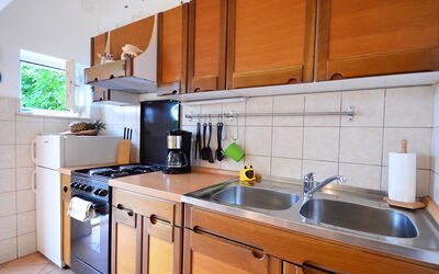 Zvonko 302.2: Evier, Cabinetry, Comptoir, Évier, Propriété, Bâtiment, Robinet, Luminaire Plomberie, Cuisine, Cuisinière
