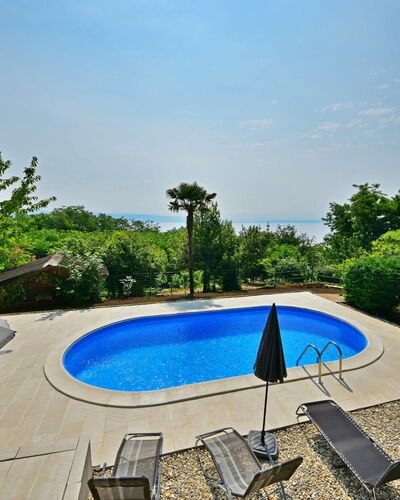 Lovran 302: L'Eau, Ciel, Plante, Propriété, Piscine, La Nature, Bleu Azur, Ombre, Arbre, Mobilier De Jardin