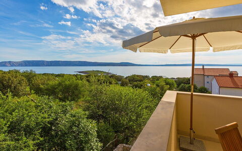 Novi Vinodolski Klenovica 104: Nuage, Ciel, Jour, Propriété, L'Eau, Bleu Azur, Ombre, Bois, Lumière Du Soleil, Mobilier De Jardin