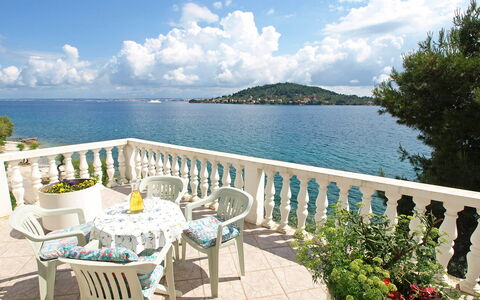 Ana: Ciel, L'Eau, Nuage, Plante, Propriété, Meubles, Table, Bâtiment, Bleu Azur, La Nature