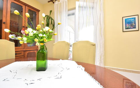 Ana: Fleur, Table, Meubles, Plante, Bâtiment, Vaisselle, Cadre, Nappe De Table, Vase, Bouteille