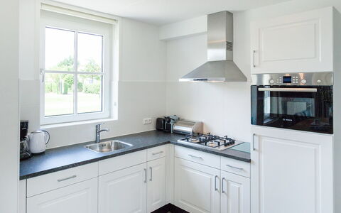 Noordwijk 710: Cabinetry, Evier, Propriété, Comptoir, Évier, Fenêtre, Blanc, Cuisine, Robinet, Bâtiment