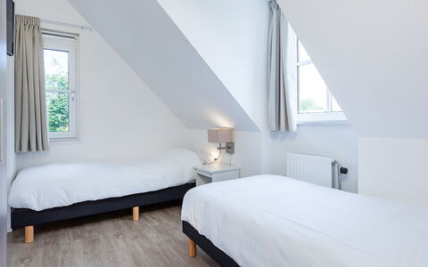 Noordwijk 710: Meubles, Bâtiment, Confort, Fenêtre, Bleu Azur, Bois, Textile, Lit, Ombre, Cadre De Lit