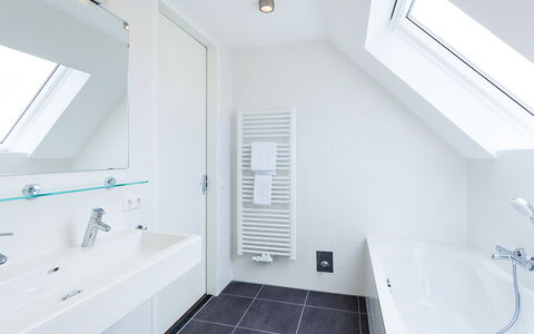 Noordwijk 710: Miroir, Propriété, Bâtiment, Évier, Luminaire Plomberie, Salle De Bains, Robinet, Bois, Design Intérieur