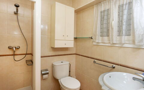 Salou 353: Marron, Luminaire Plomberie, Propriété, Évier, Blanc, Lavabo, Salle De Bains, Robinet, Violet, Tete De Douche