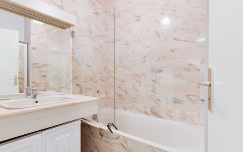 Deauville-Trouville 283: Luminaire Plomberie, Propriété, Robinet, Évier, Armoire De Toilette, Tete De Douche, Miroir, Salle De Bains, Douche
