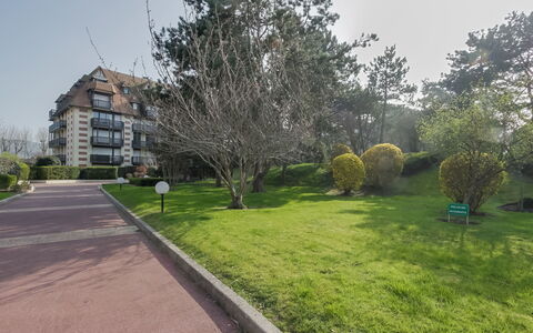 Deauville-Trouville 283: Plante, Bâtiment, Ciel, Fenêtre, Arbre, Lot Terre, Surface De La Route, Maison, Herbe, Paysage Naturel