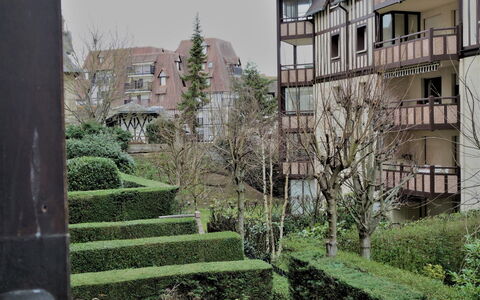 Deauville-Trouville 283: Plante, Bâtiment, Propriété, Fenêtre, Arbre, Design Urbain, Ciel, Suppression Des Plantes Ligneuses, Escaliers, Maison