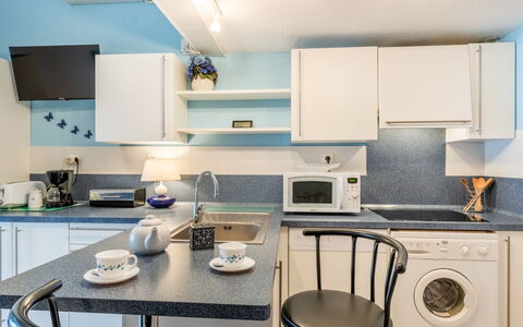 Les Patios de la Mer: Cabinetry, Buanderie, Meubles, Comptoir, Propriété, Appareil De Cuisine, Cuisinière, Cuisine, Gaz Poele, Bleu Azur