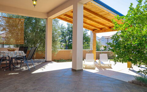 Lorenzo: Propriété, Plante, Ombre, Design Intérieur, Architecture, Bois, Chaise, Zone Résidentielle, Arbre, Immobilier