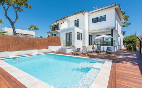 Marianne: L'Eau, Ciel, Propriété, Bâtiment, Plante, Piscine, Bleu Azur, Ombre, Éclairage, Design Intérieur