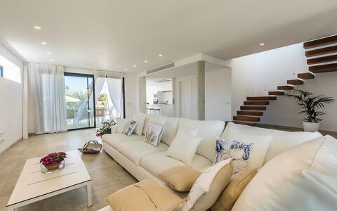 Marianne: Propriété, Pièce, Salon, Design Intérieur, Meubles, Blanc, Plafond, Immobilier, Bâtiment, Maison