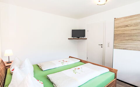 Fügen 330: Bois, Chambre, Lit, Design Intérieur, Drap De Lit, Literie, Cadre De Lit, Meubles, Sol, Sol