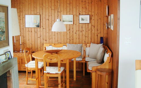 Noisette: Pièce, Meubles, Propriété, Bâtiment, Table, Design Intérieur, Maison, Sol, Salle À Manger, Dur