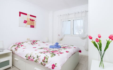 Apartamentos Pueblo Valleverde: Chambre, Lit, Pièce, Meubles, Drap De Lit, Propriété, Literie, Rose, Cadre De Lit, Design Intérieur