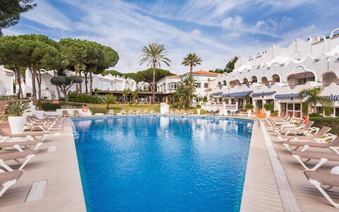 Reserva de Marbella: L'Eau, Nuage, Ciel, Meubles, Piscine, Station Balnéaire, Plante, Bleu Azur, Chaise, Arbre