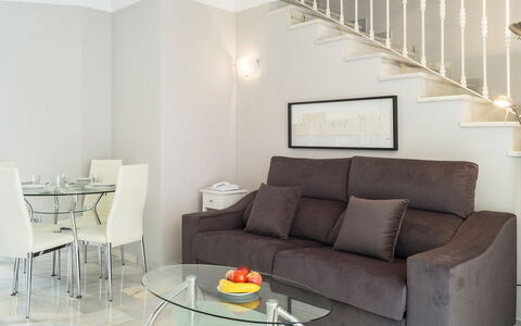 Reserva de Marbella: Meubles, Salon, Pièce, Canapé, Propriété, Design Intérieur, Canapé-Lit, Table, Mur, Sol