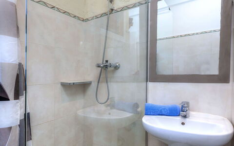 Gran Sol: Robinet, Luminaire Plomberie, Évier, Propriété, Bâtiment, Lavabo, Salle De Bains, Tete De Douche, Violet