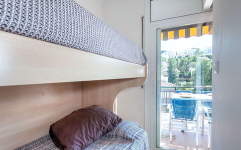 Gran Sol: Propriété, Bâtiment, Confort, Bleu Azur, Fenêtre, Textile, Ombre, Bois, Design Intérieur, Sol