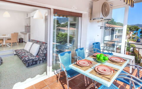Gran Sol: Canapé, Meubles, Table, Propriété, Cadre, Bleu Azur, Bleu, Design Intérieur, Porche, Bois
