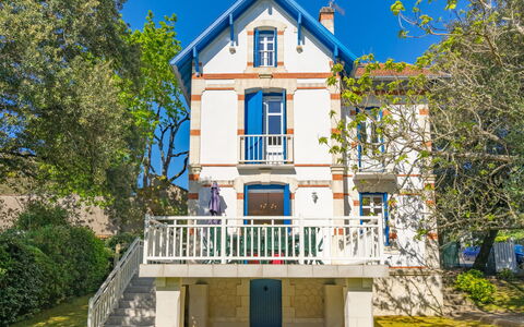 Jeanne D'Arc: Plante, Ciel, Bâtiment, Propriété, Fenêtre, Arbre, Architecture, Escaliers, Maison, Chalet