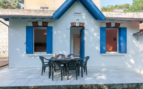 Domremy: Propriété, Meubles, Bâtiment, Fenêtre, Bleu Azur, Ombre, Architecture, Lot Terre, Chalet, Table