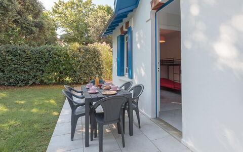 Domremy: Table, Propriété, Plante, Bâtiment, Fenêtre, Chaise, Ombre, Arbre, Design Intérieur, Architecture
