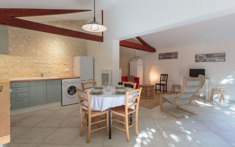 Domremy: Meubles, Table, Cabinetry, Chaise, Bâtiment, Bois, Salon, Comptoir, Design Intérieur, Cuisine
