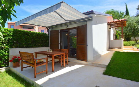 Dunja: Propriété, Maison, Bâtiment, Domicile, Arrière-Cour, Immobilier, Zone Résidentielle, Toit, Cour, Façade