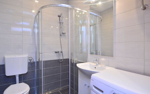 Dunja: Salle De Bains, Propriété, Pièce, Tuile, Luminaire Plomberie, Architecture, Robinet, Immobilier, Design Intérieur, Porte De Douche