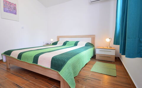 Dunja: Chambre, Lit, Meubles, Pièce, Propriété, Drap De Lit, Cadre De Lit, Sol, Design Intérieur, Vert
