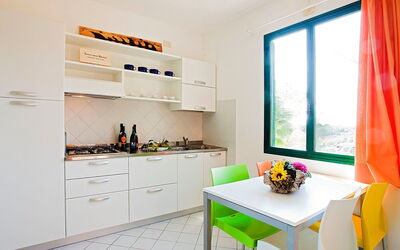 Rosselba 110.3: Pièce, Propriété, Meubles, Design Intérieur, Cuisine, Bâtiment, Jaune, Cabinetry, Maison, Comptoir