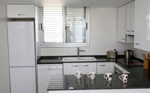 L'Ampolla 652: Pièce, Propriété, Cuisine, Comptoir, Cabinetry, Meubles, Design Intérieur, Bâtiment, Cuisinière, Principaux Appliance