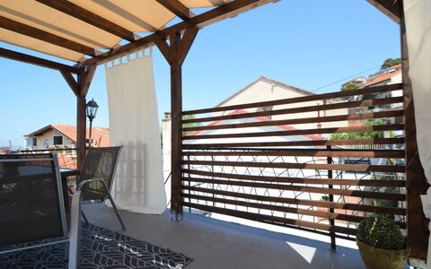 Elin: Propriété, Ciel, Plante, Bâtiment, Ombre, Bois, Design Intérieur, Pot De Fleur, Mobilier De Jardin, Dur