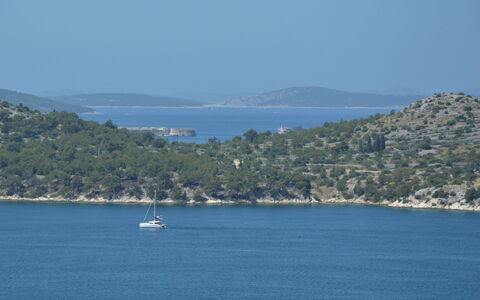 Elin: L'Eau, Ciel, Montagne, Bleu Azur, Navire, Bateau, Cotiers Et Relief Océaniques, Lac, Horizon, Arbre